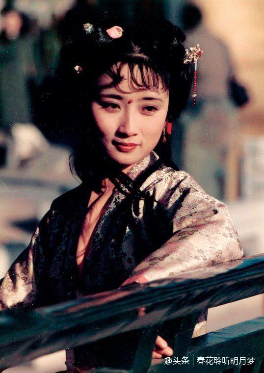 87版红楼梦演员十分唯美的剧照，第三幅图，薛宝钗笑的甜蜜蜜