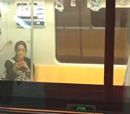 杨幂在南京地铁拍戏, 为不影响运行, 起早贪黑避