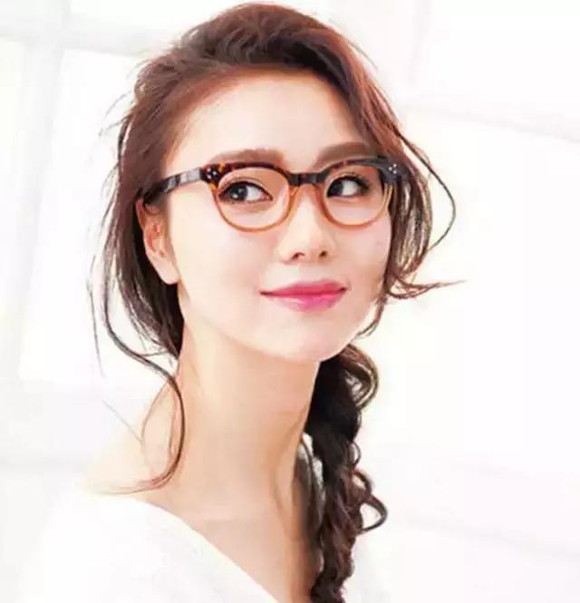 戴眼镜女生怎么扎头发好看