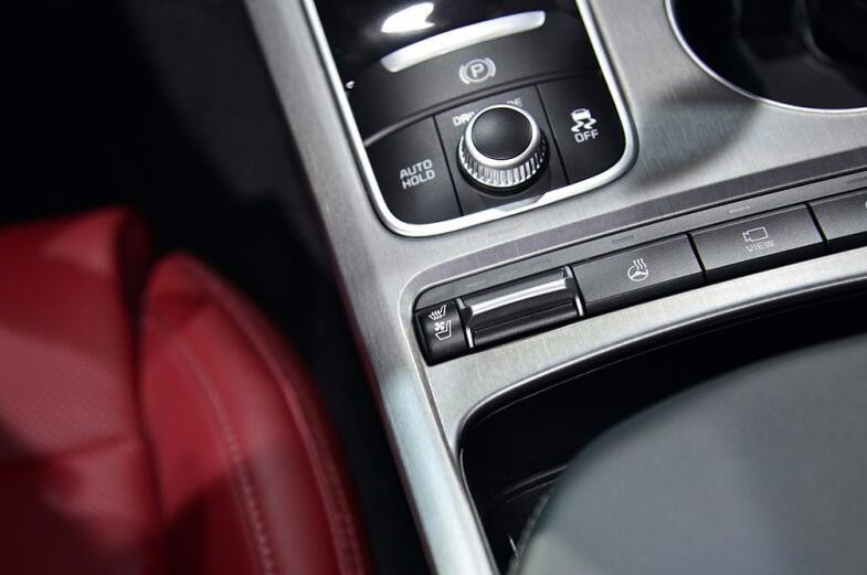 外观可与奥迪A5相媲美,265匹的马力诠释它的