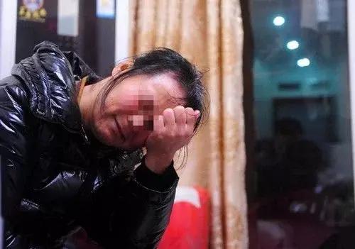 宝宝半夜哭闹个不停,妈妈开灯仔细看,吓得哭着