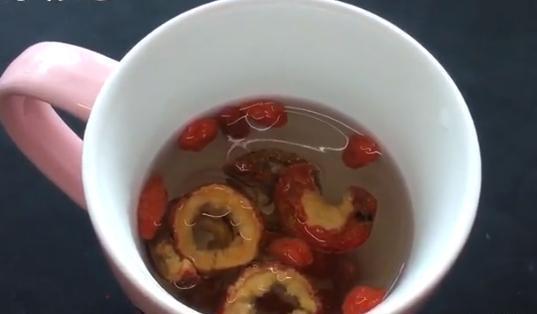 山楂加枸杞泡水太厉害了,难怪很多女人爱喝,可