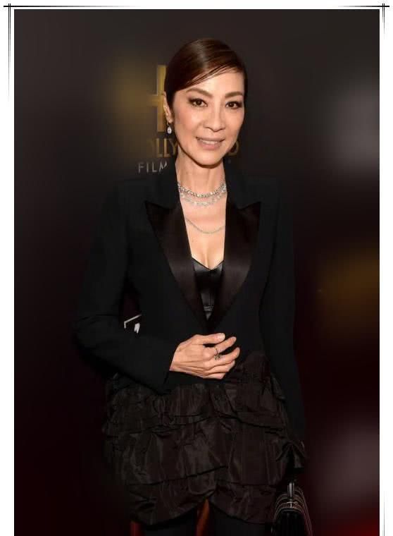 杨紫琼不服老!居然在裙子里套裤子?这身段连20岁的我