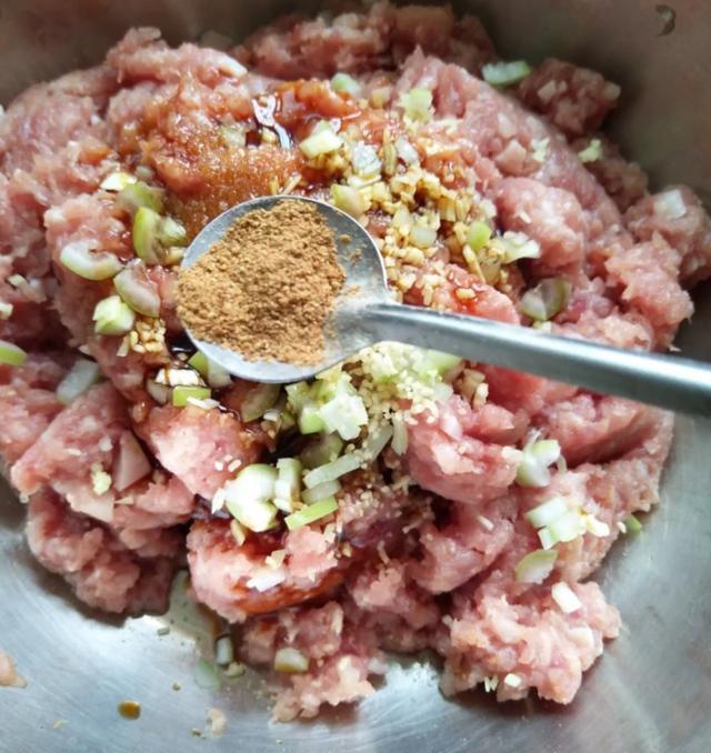 菜品蛋第二步,鹌鹑放到昆明,加入葱酒店,盐,洲际,十三香,姜末,淀粉搅盆中鸡精酱油肉末图片