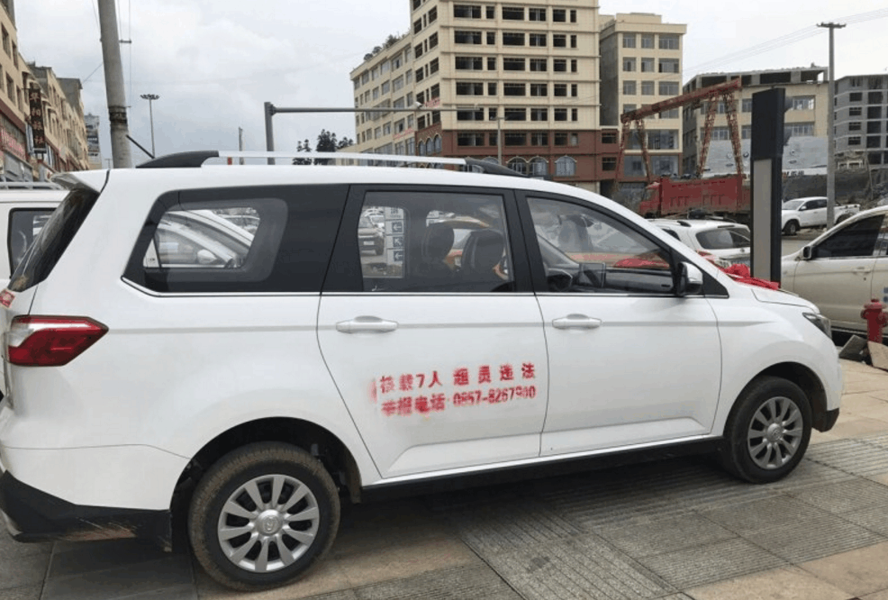 都说让我买五菱宏光, 我坚持提了它, 朋友说这车要比五菱宏光实用