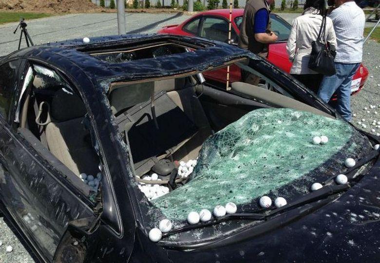 男子爱车被从天而降的圆球砸中, 交警看到后表示同情