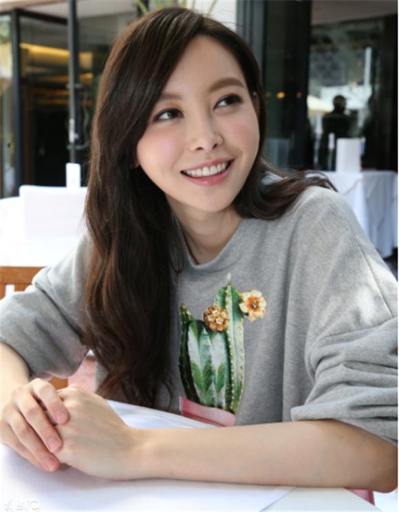 一首《体面》让于文文爆红,而她还是大美女一