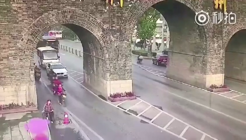 电动车车主：马路是我家，  ​