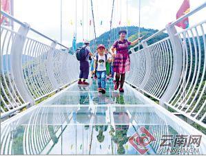 惊险刺激的玻璃栈道落户昆明青龙峡 在峡谷高