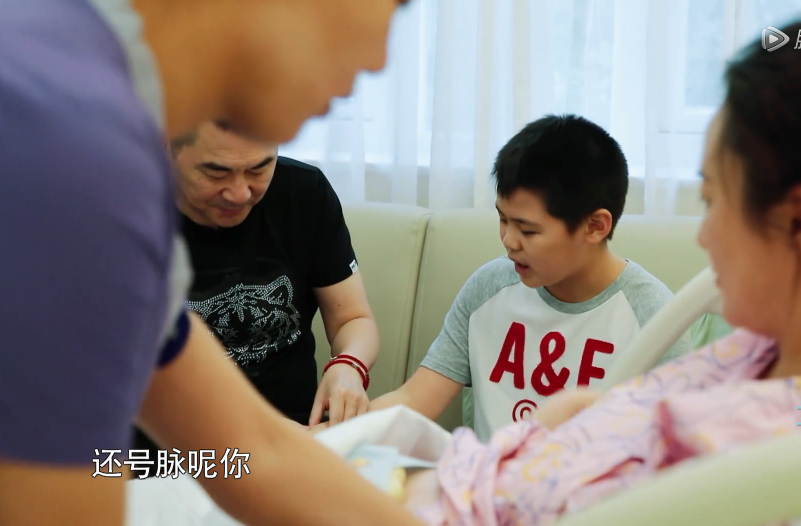 蒋勤勤生产前还不忘关心大儿子,陈建斌却忘记大儿子出生时的状况