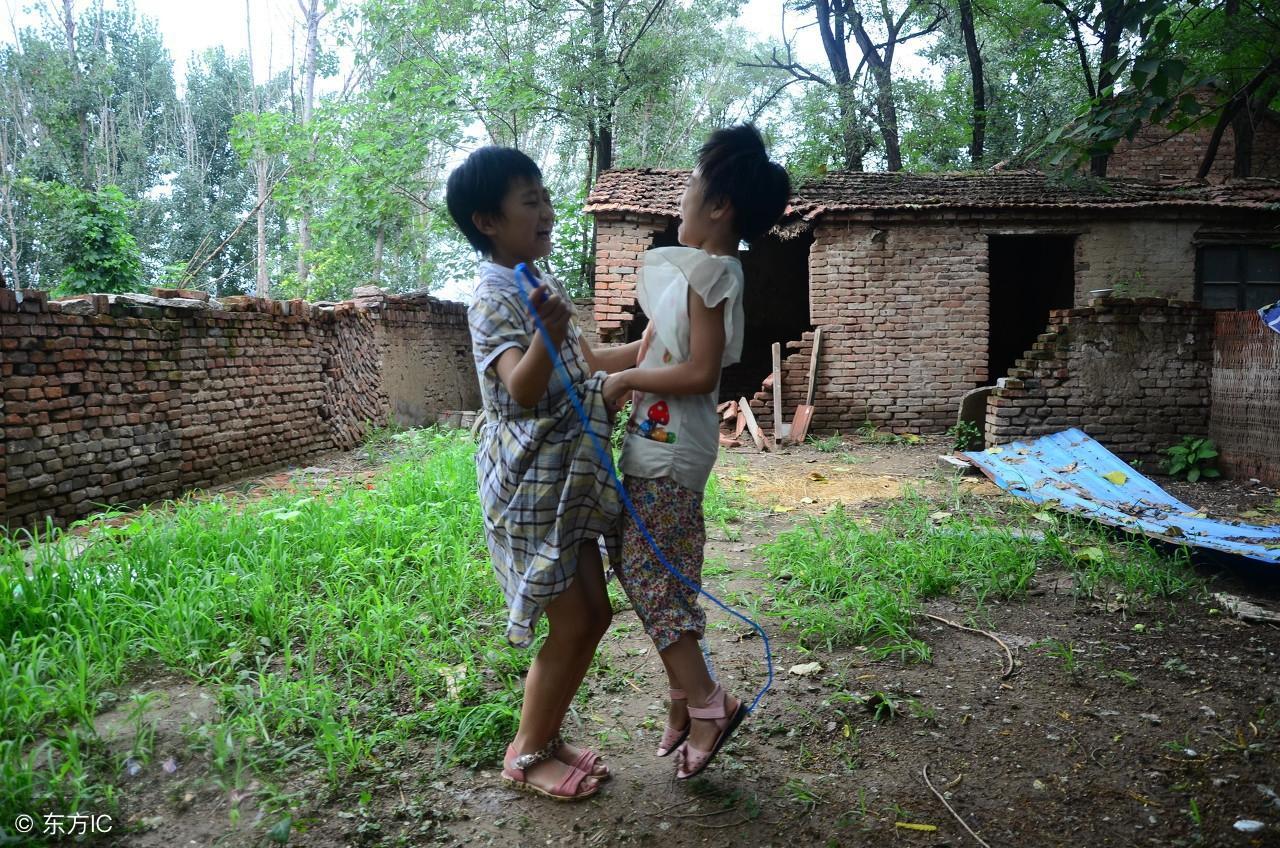 父亲和爷爷奶奶相继离世8岁女孩想母亲就看照