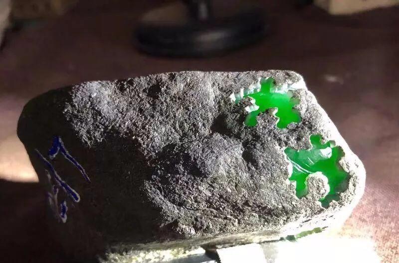 美女花2万玩赌石,结果被她切出罕见的帝王绿,一夜变成