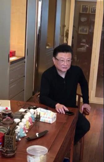 前央视主持王宁近照苍老不少，接受采访曝金龟子的家庭地位