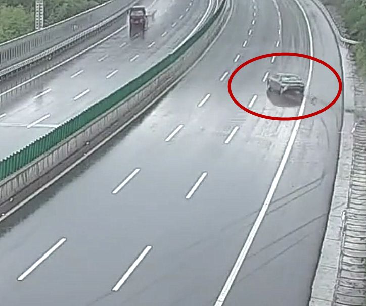 男子开43万宝马5系高速行车,还在雨天,结果监控拍下最后一幕!