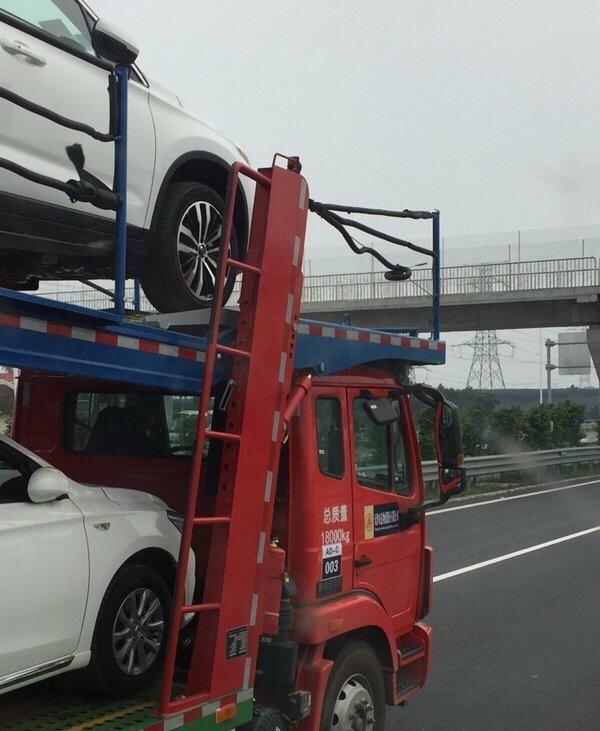 高速路的中置轴列车, 拉着十几台GS8, 我打赌老司机未必能驾驭