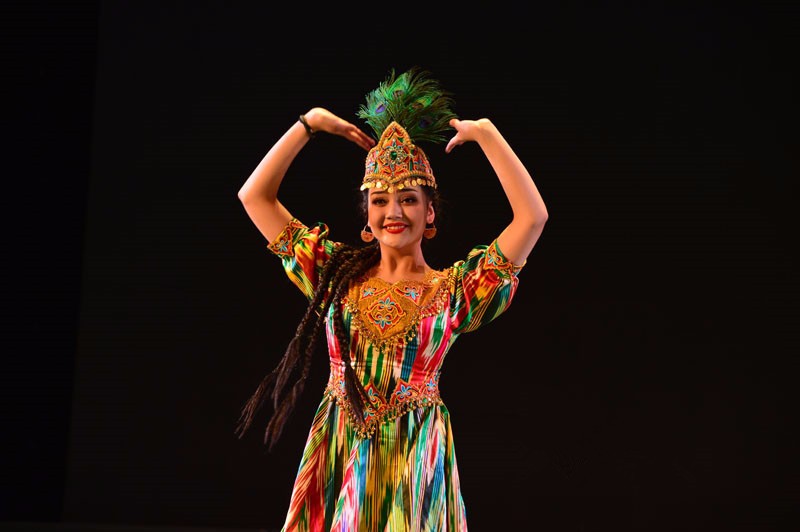 乌孜别克族传统民间舞蹈展演在乌鲁木齐举办,古丽米娜