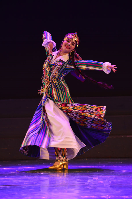 乌孜别克族传统民间舞蹈展演在乌鲁木齐举办古丽米娜美翻了