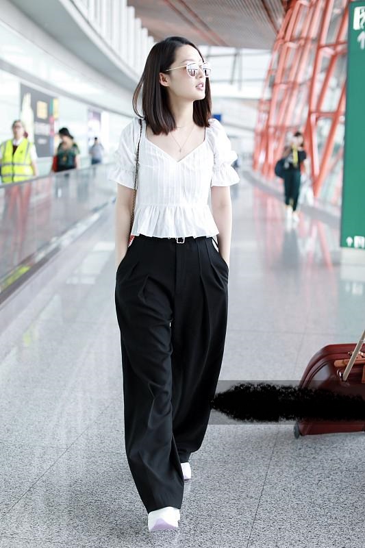 李沁现身机场笑容甜美气场全开,只不过侧脸微胖这是发福了?