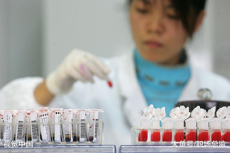 大学老师一个月多少工资? 学生: 贫穷限制了你