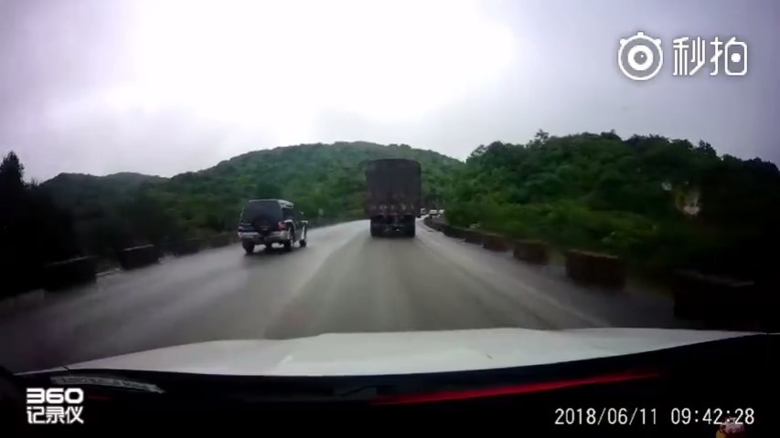 交通安全  越野车弯道超车，害面包车被迫