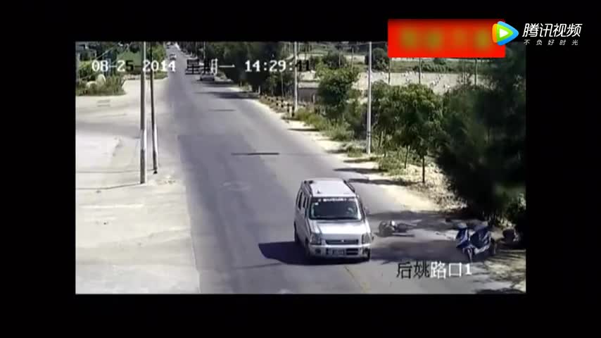 电动车直接冲了出去，面包车不给他这机会，直接把他撞撒架