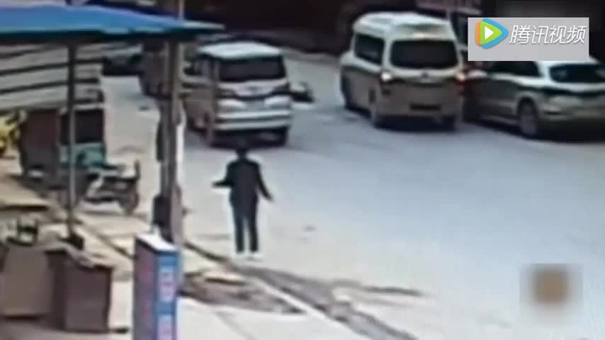 太猖狂了，电动车女子被面包车撞后追赶肇事车，竟再次遭到碾压