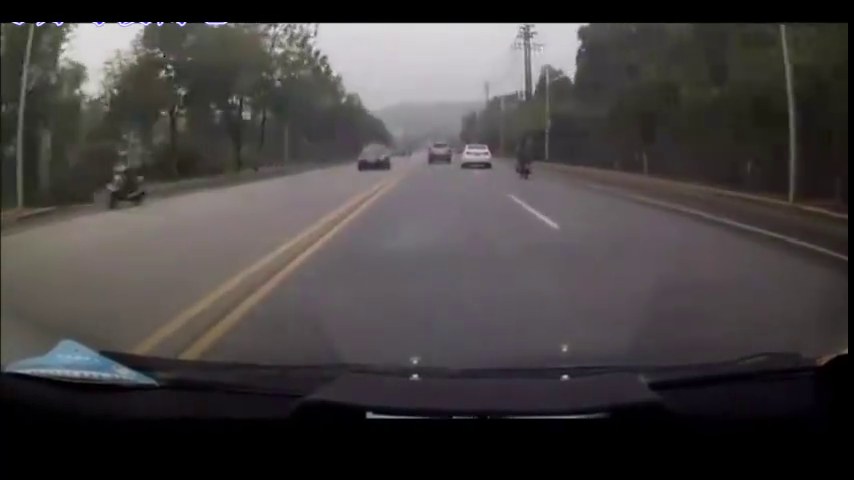 交通安全警示栏－面包车一个动作，让他后悔一生！没有条件别强来