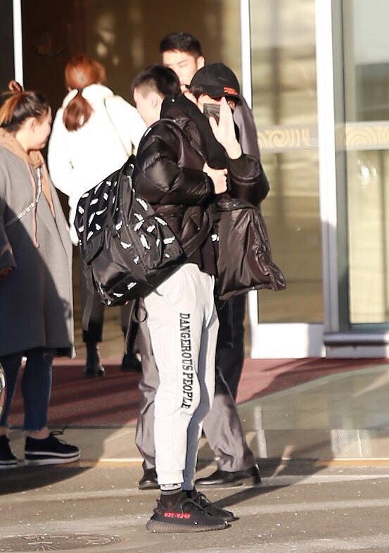 薛之谦羽绒服配运动裤臃肿出行, 不忘和谦友们热情打招呼!
