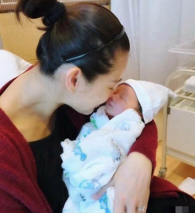 胡杏儿老公晒8个月大的儿子，小肉腿柔韧度强，颜值太高了！