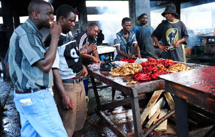 非洲的海鲜市场,早早就有人来进货,做成海产品