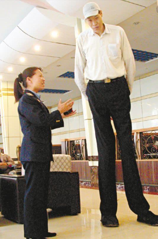 姚明在他面前是个弟弟, 他与妻子结婚19年无儿女, 妻子: 很不方便