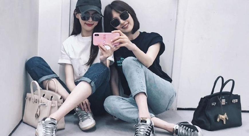 唐嫣与好友王冠夜游黄浦江,穿闺蜜装嘟嘴比V拍