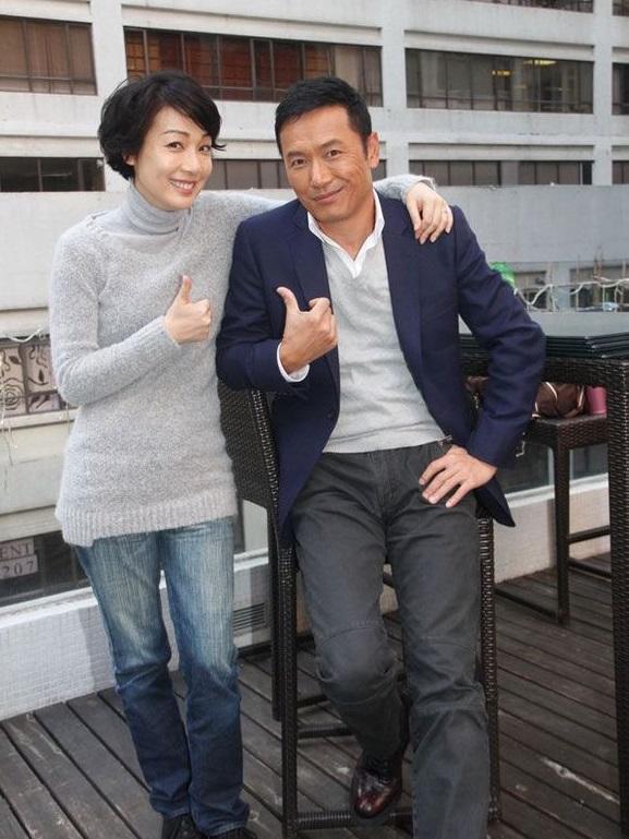 47岁江美仪近照，大七岁男友颜值一言难尽，恋爱十几年却不结婚