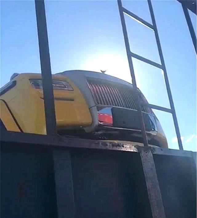 阿拉善英雄会现首辆劳斯莱斯越野车,由奔驰大