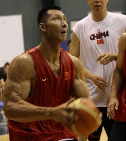 NBA肌肉假图易建联被周琦完爆 魔兽被卡皇甩10条街