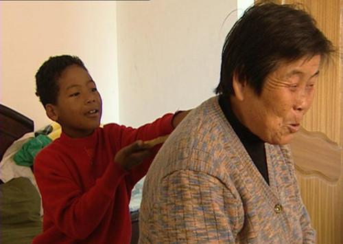 中国老太次才途中捡到了黑人弃婴, 现在已经长成帅小伙