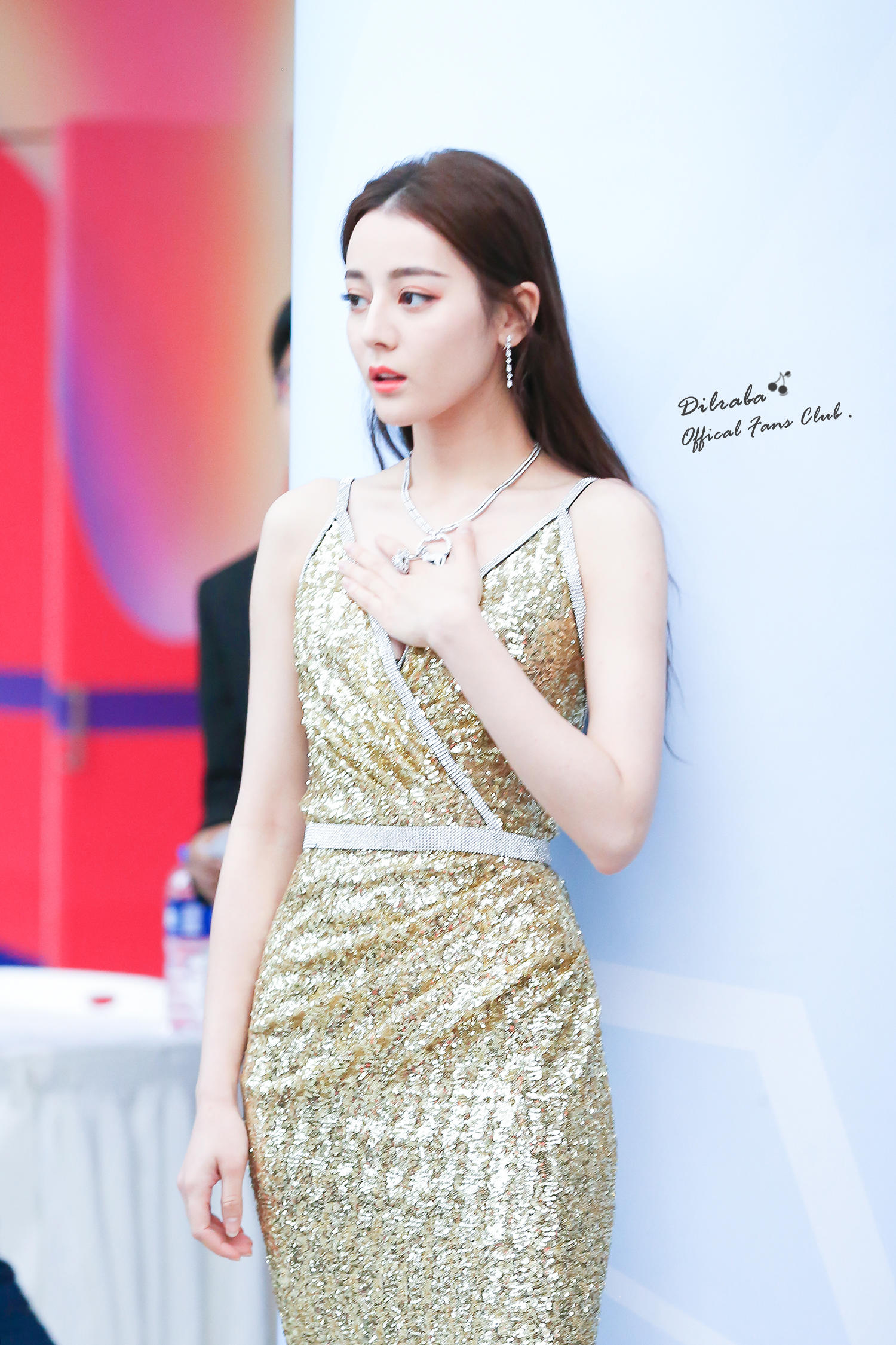 别人衣着暴露博取关注,迪丽热巴却全程捂着胸口