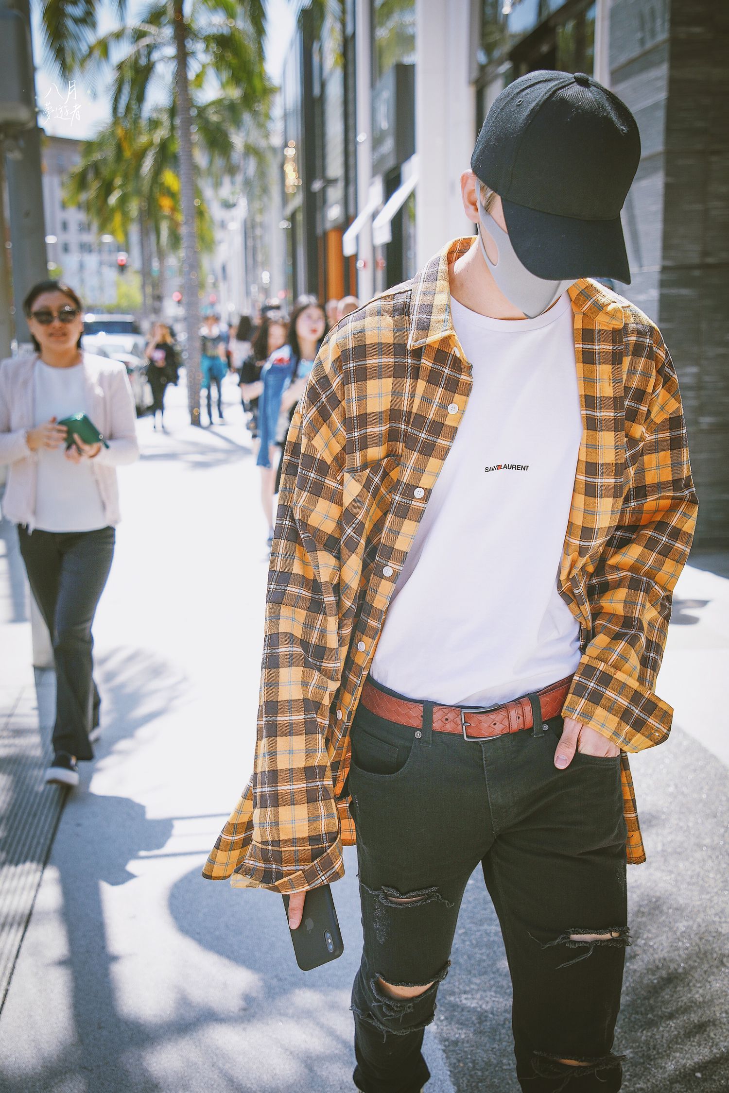 新晋流量小鲜肉蔡徐坤封面杂志五万本三秒售空