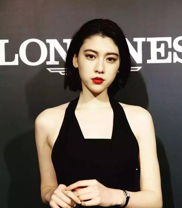 是你窗前白月光也是心口朱砂痣 这女孩帅起来