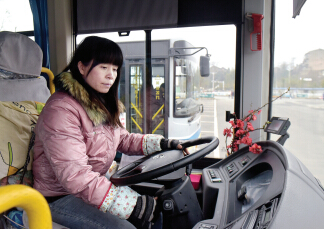 实拍公交车女司机:从未穿过高跟鞋,住别墅开豪车