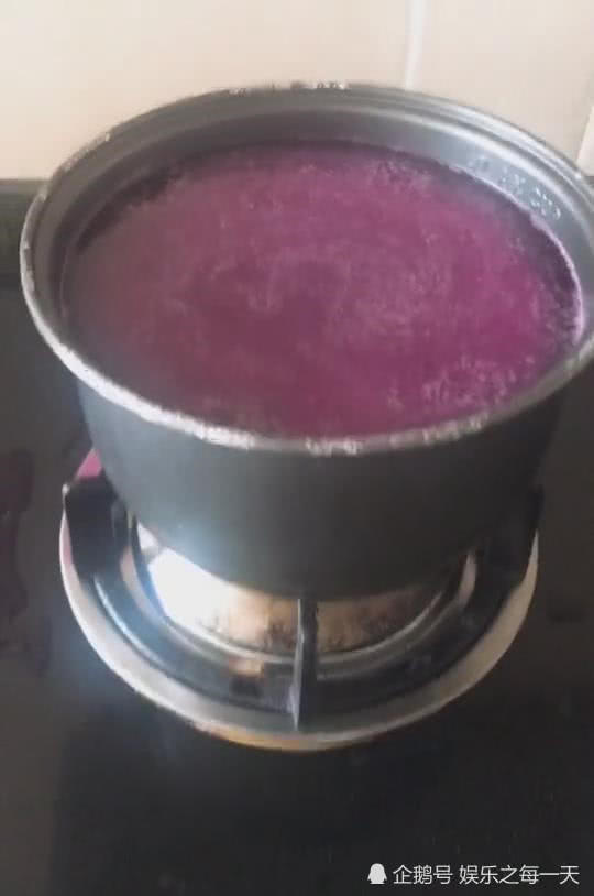抖音女孩模仿李子柒 用红心火龙果给衣服染色