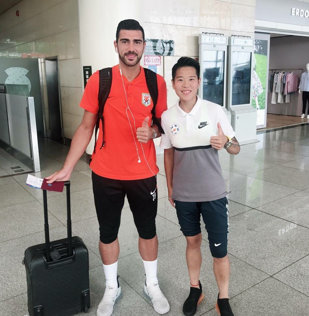 中国女足球员李影遇到王大雷与佩莱,并且晒出