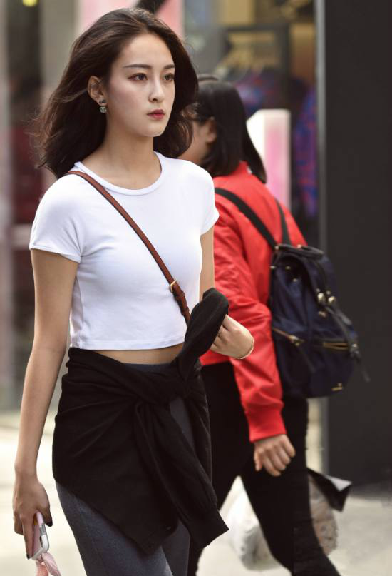 街拍,图1穿吊带短裙的美女真是人间极品,你肯定没见过