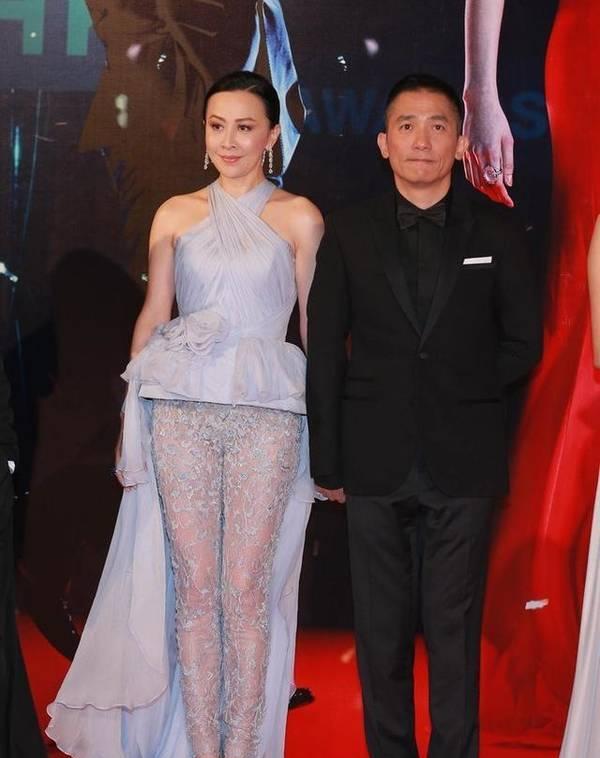 刘嘉玲陪同梁朝伟出席活动 越来越大胆竟然玩起了下衣