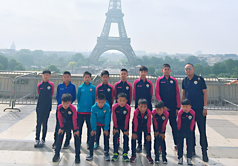 南充足球少年法国塞纳杯夺冠含泪高唱国歌感