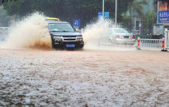 夏季遇到涉水路段我们该怎么办？