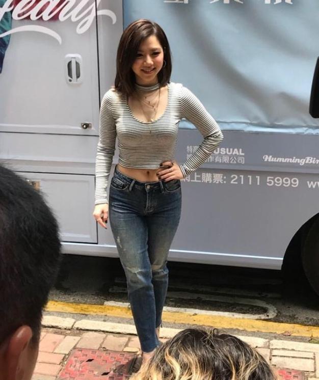 腿短星人邓紫棋脚不着地,李菲儿只顾着秀蚂蚁腰却暴露了身材短板