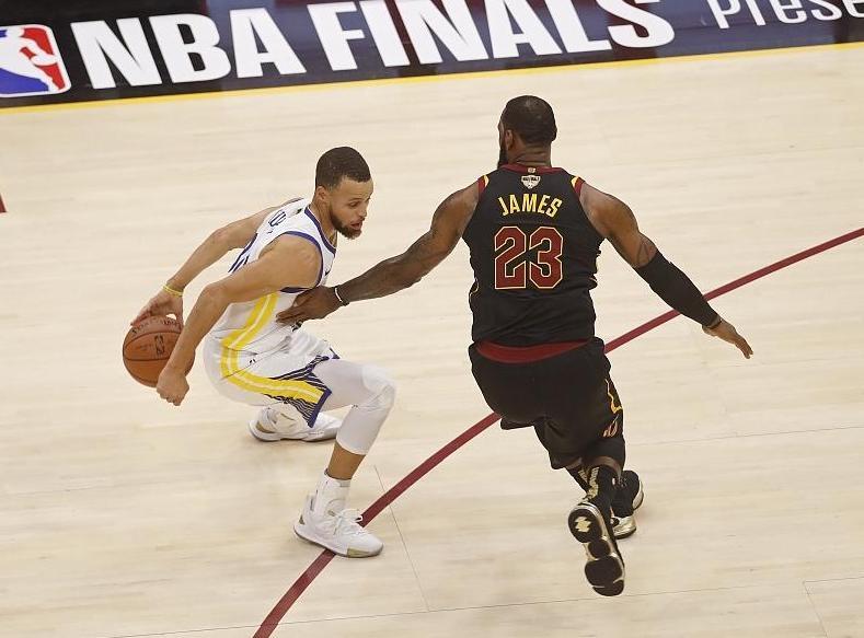 库里飙中超远三分, 谁注意到詹姆斯动作,勇士球