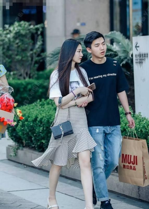 渔网袜搭配黑色长筒袜, 这搭配有点萝莉了