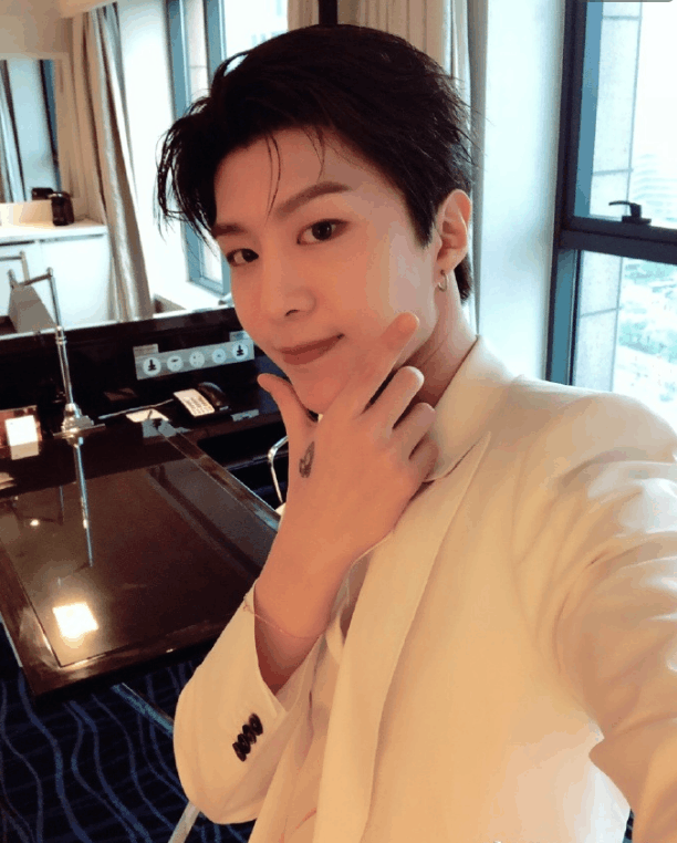 范丞丞刚出道就开始飘, 微博照片收费打脸真爱